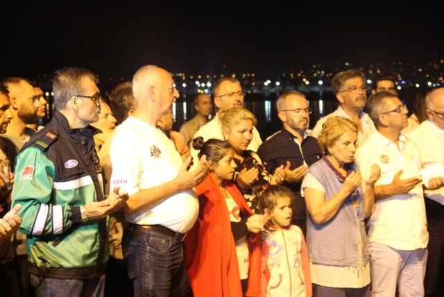 Deprem kurbanları anıldı