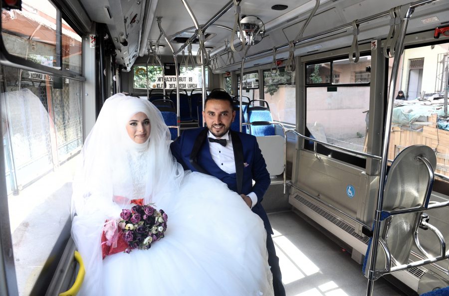 Özel halk otobüsünde sıra dışı düğün