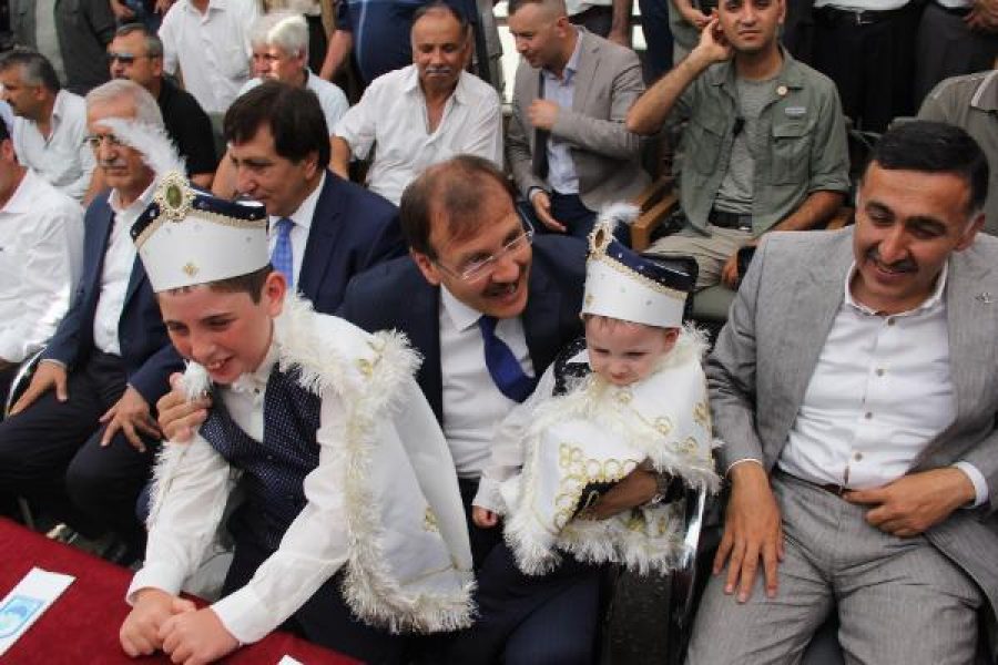 Çavuşoğlu toplu sünnet şölenine katıldı