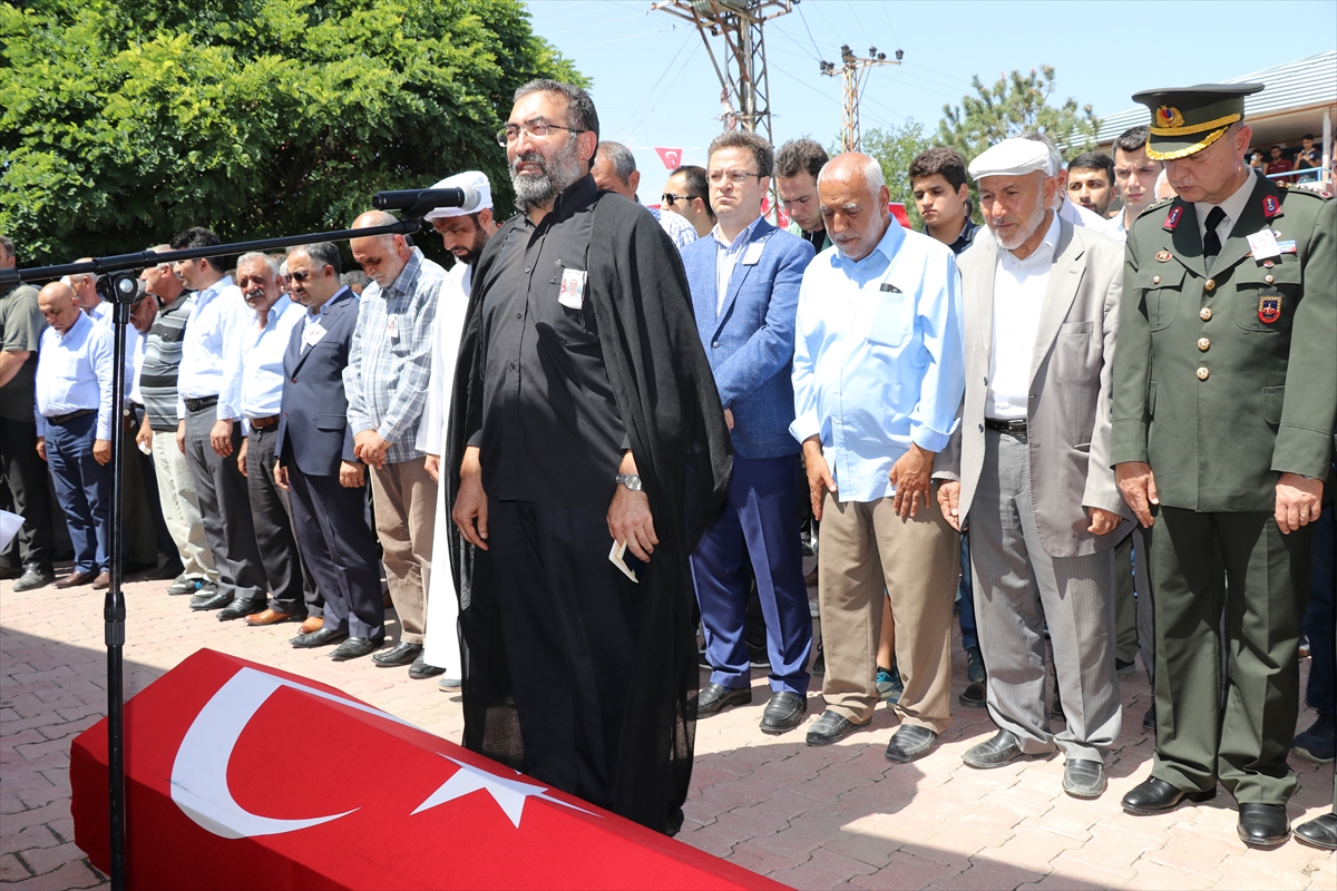 Oğlunun cenaze namazını babası kıldırdı
