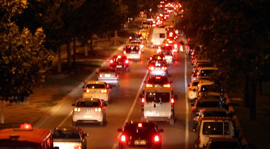 Hafta sonu tatili trafiği felç etti