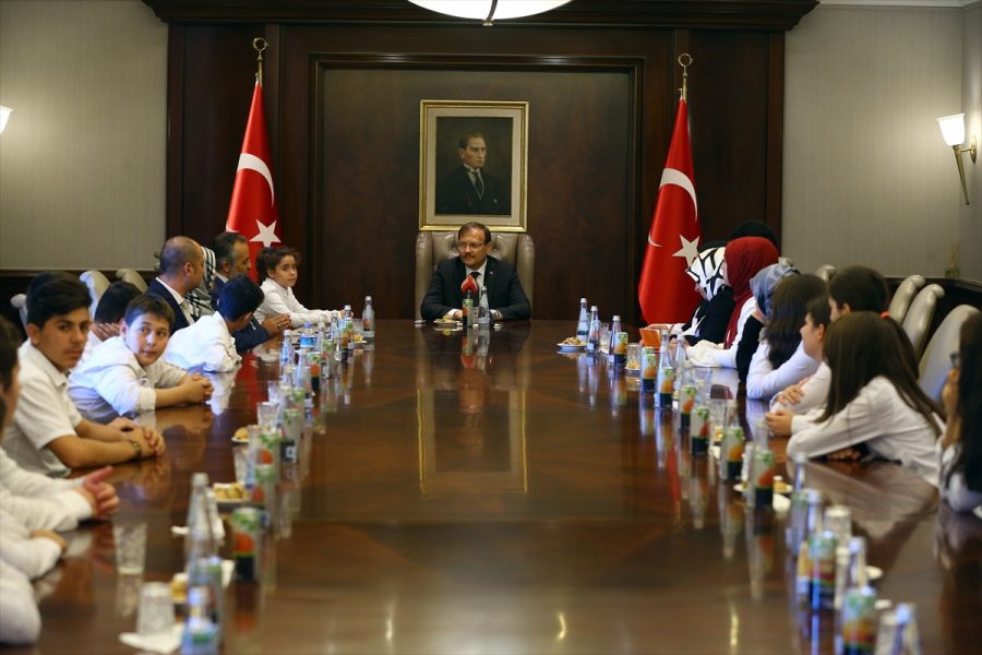Çavuşoğlu, çocukları ağırladı