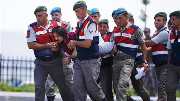 Şehit babasından tokat gibi görüntü