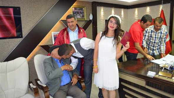 Kendi kızının nikahını kıydı