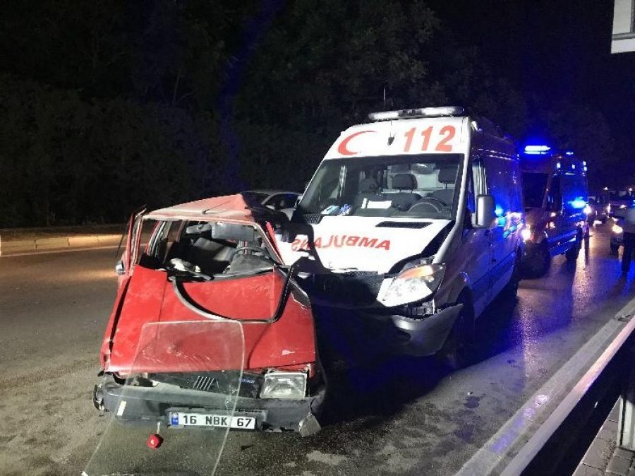 Otomobil ambulansla çarpıştı