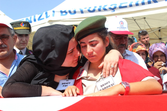 Denizli şehidine veda etti