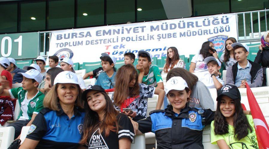 Polisler çocukları maça götürdü