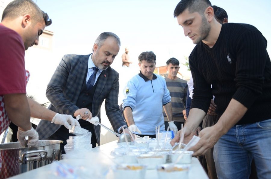 İnegöl Belediyesi|nden aşure ikramı