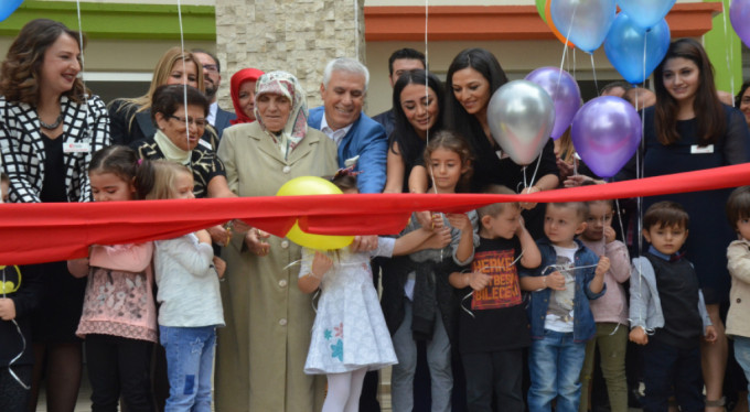 Bozbey kızının okulunu açtı