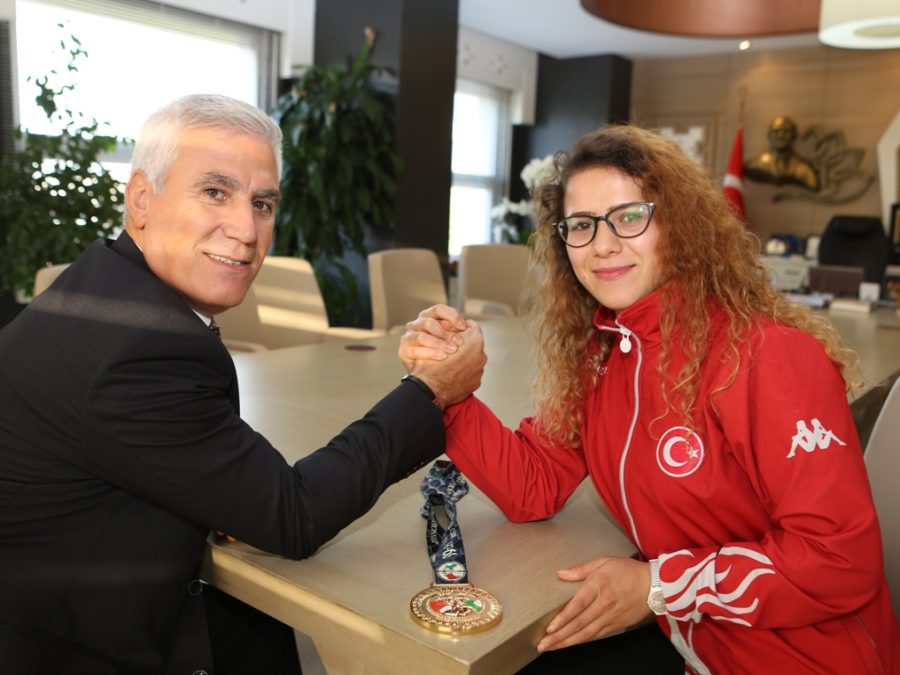 Bozbey şampiyonla bilek güreşi tuttu