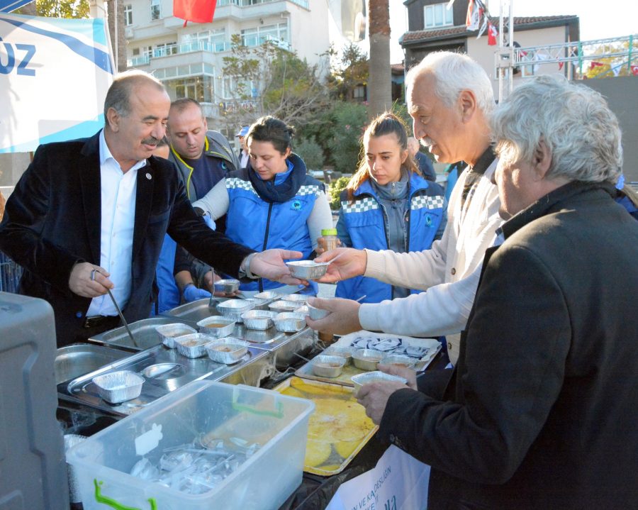 Başkan Türkyılmaz aşure dağıttı