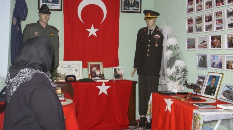 Şehit oğlunun eşyalarında teselli arıyor