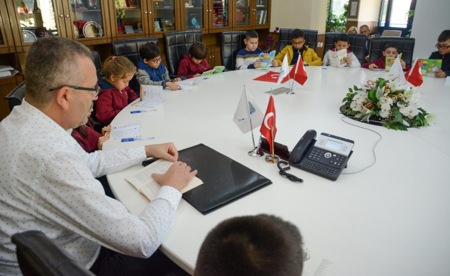 Özkan, öğrencilerle kitap dünyasında yolculuğa çıktı