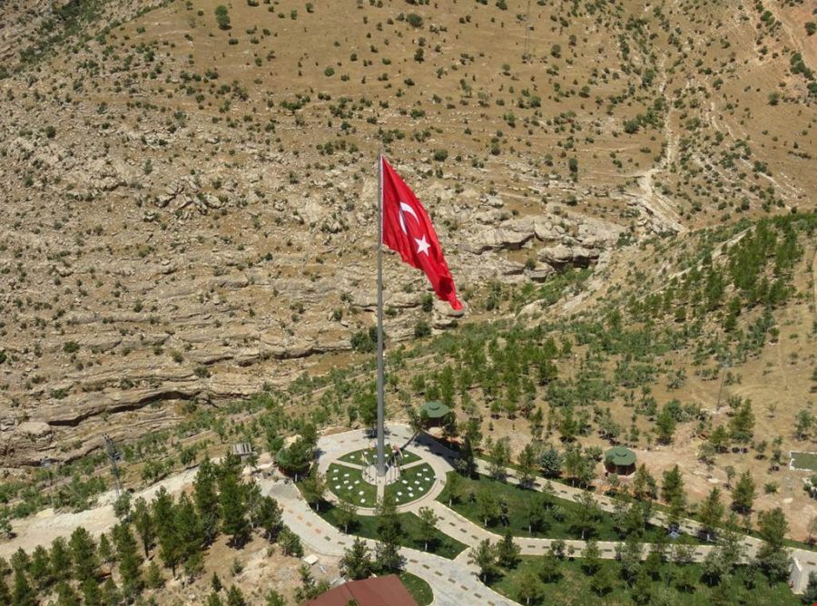 Yıldırım|dan Eruh|a dev Türk bayrağı