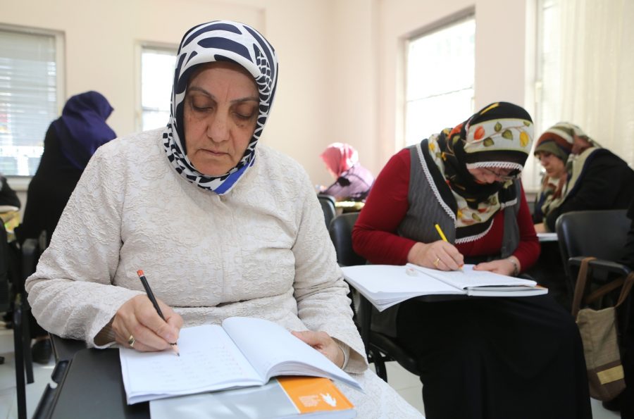 Nilüferli kadınlara okuma ve yazma kursu