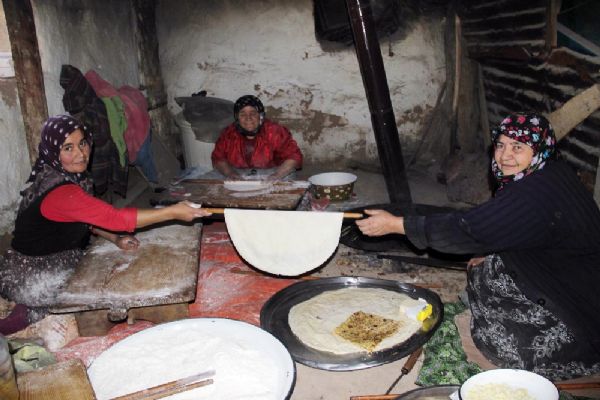 Kışa imece usulü hazırlanıyorlar