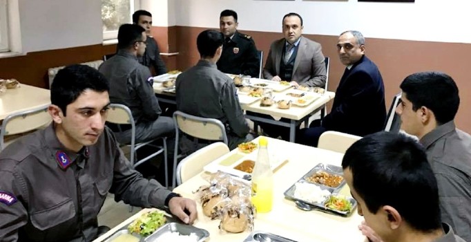 Kaymakam Mehmetçiğin sofrasına konuk oldu