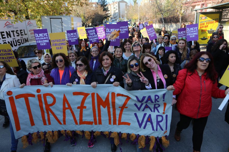 Kadınlar, şiddete karşı yürüdüler