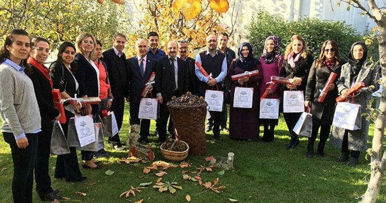 Öğretmenlere kestane şekerli kutlama