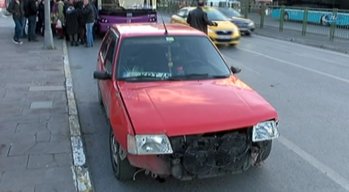 Az kalsın araçtaki sevgilisini yakıyordu!