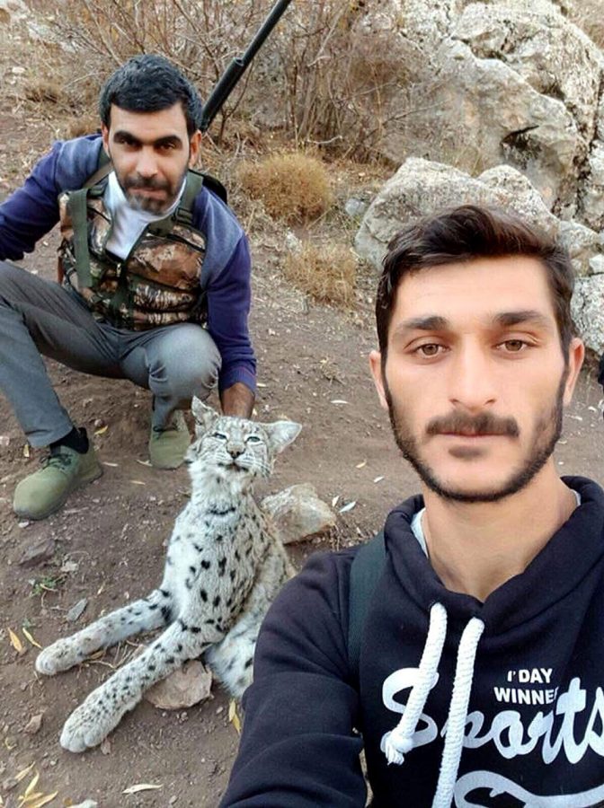 Utanmadan fotoğraf çektirip paylaştılar!