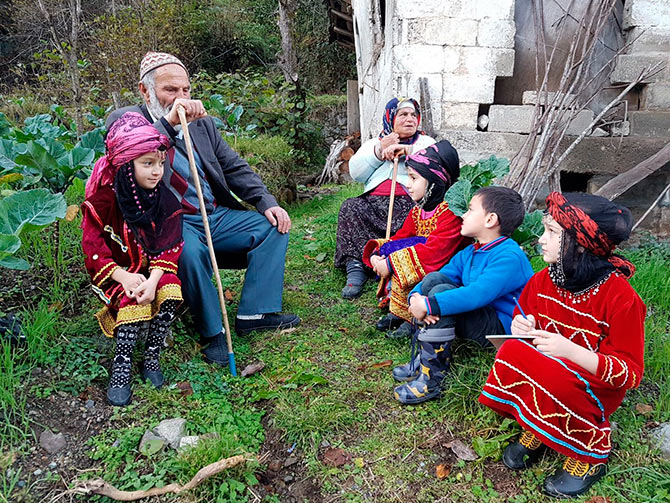 Dinledikleri hikayeleri kaleme alıyorlar