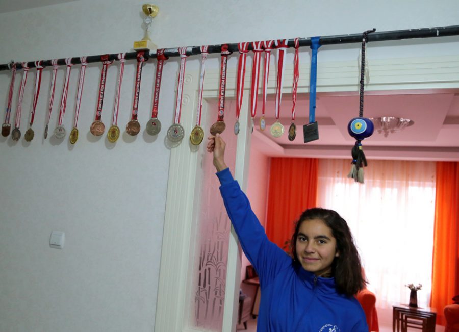 Yaşından çok madalyası var