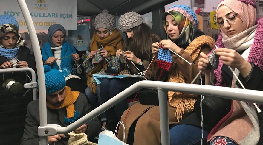 Metrobüste 3 saat boyunca örgü ördüler