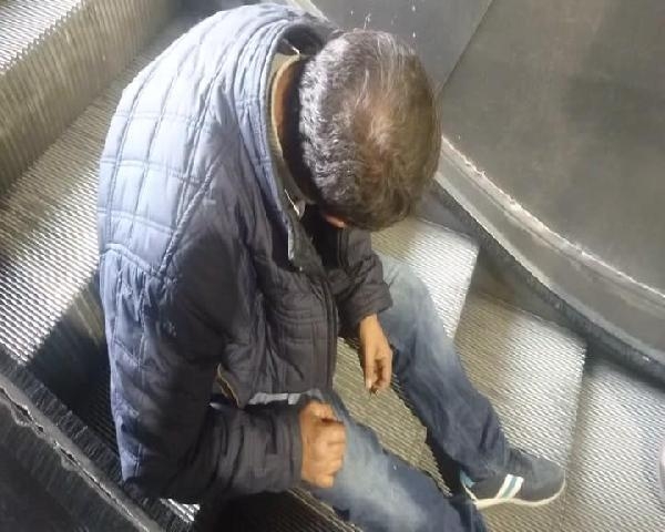 Kimseye aldırış etmediler