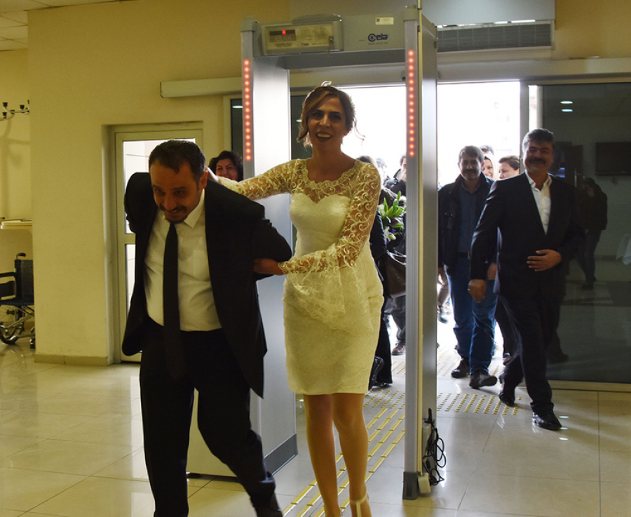 Gelinden damada ters kelepçe