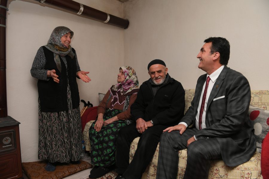 Yaşlı kadına yardım eli