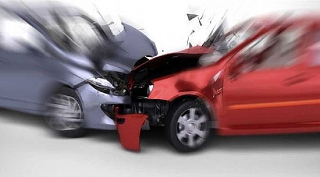 Otomobiller kafa kafaya çarpıştı