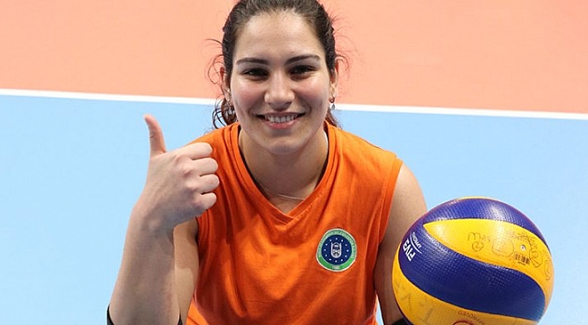 Genç voleybolcunun çifte heyecanı