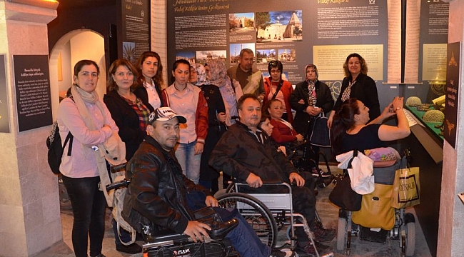 Müze rehberlerine 'engellilerle iletişim' dersi