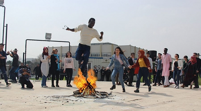 Öğrenciler Bursa'da Nevruz ateşinden atladı
