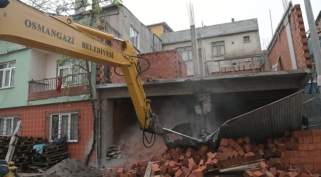 Osmangazi'de kaçak bina yıkıldı