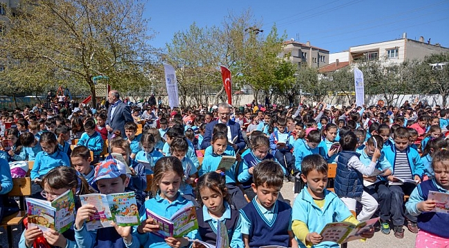 1001 öğrenci aynı anda kitap okudu