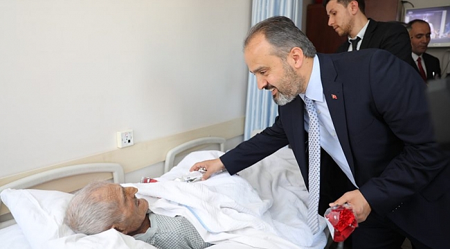 Aktaş'tan hastalara moral ziyareti