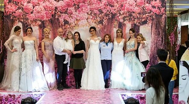 AVM'de göz kamaştıran defile