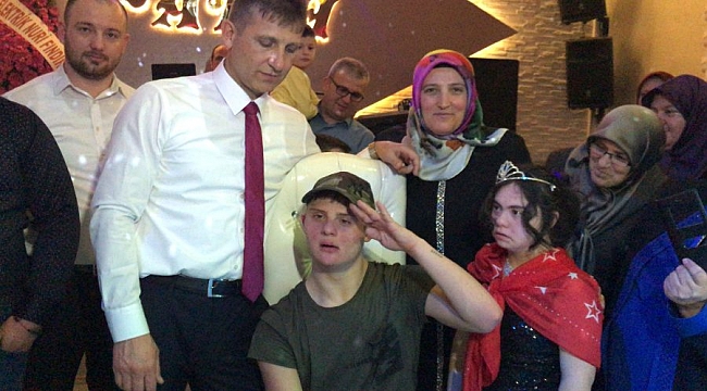 Down sendromlu gence asker eğlencesi