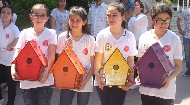 Gürsu'da ağaçlar kuş evleriyle donatıldı