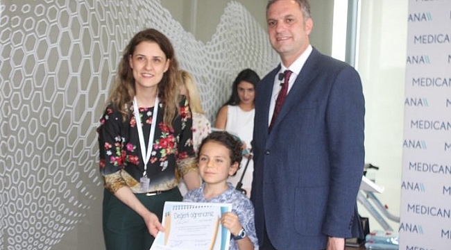 Minik kalemler ödüllerini aldı
