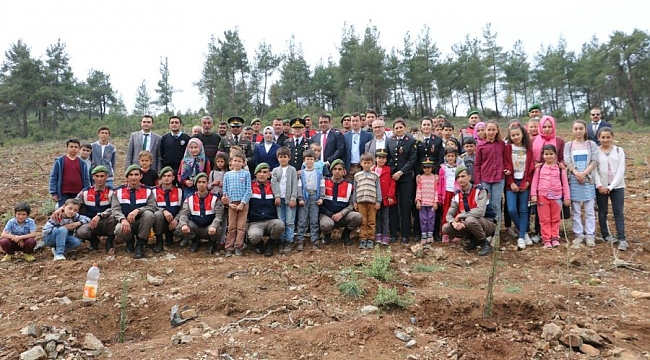 Öğrencilerle birlikte ağaç diktiler