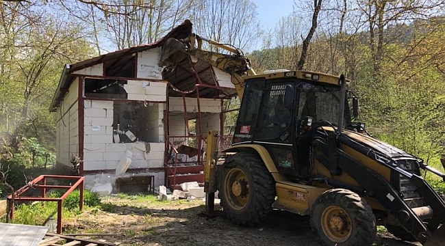 Orman arazisindeki kaçak ev yıkıldı