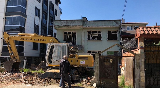 Osmangazi'de 2 katlı metruk bina yıkıldı