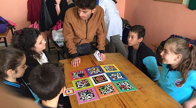 Üniversitelilerden miniklere İngilizce dersi