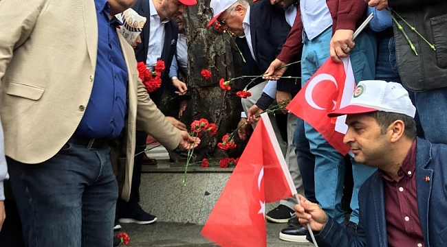 HAK-İŞ Cumhuriyet Anıtına çelenk bıraktı