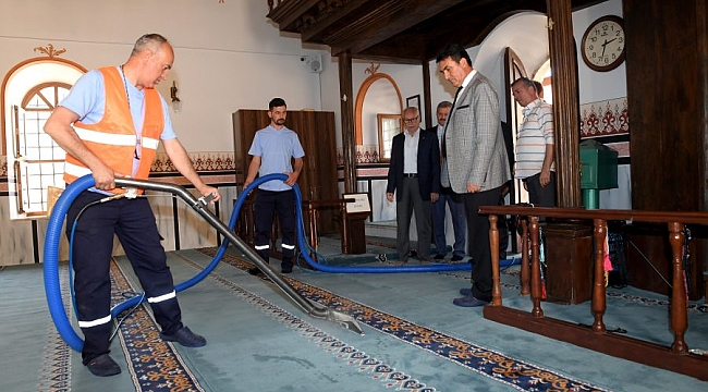 Osmangazi'deki camilerde Ramazan temizliği
