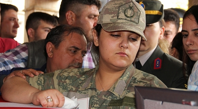 Şehidin eşi tabuttan gözünü alamadı