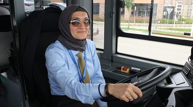 Şoför annesi direksiyon başında